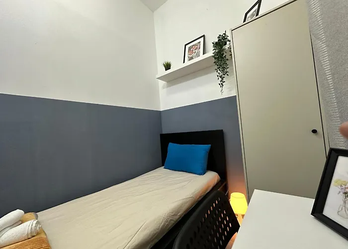 Partition Room 5 Mins To Mashreq Metro